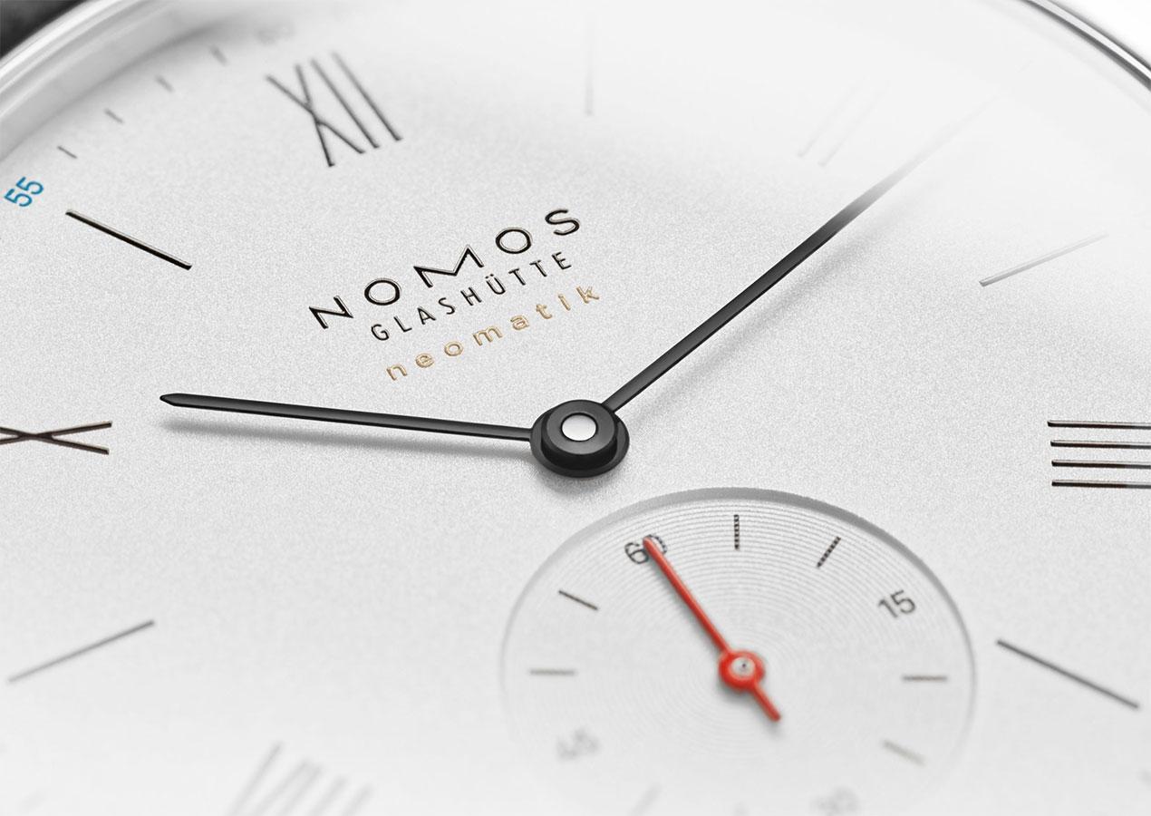 Nomos Glashütte Ludwig neomatik 36 Automatik Edelstahl weißes Zifferblatt Metallband – Damenuhren Uhr ohne Datum aus Edelstahl. Das Gehäuse ist rund und silber. Das Edelstahlarmband ist silber. Das Zifferblatt ist römisch Index und weiß. – Ansicht 3