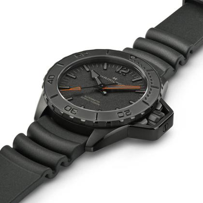 Hamilton Khaki Navy Frogman Automatic Edelstahl PVD-Schwarz 46mm schwarzes Zifferblatt Kautschukband – Herrenuhren Uhr ohne Datum aus Edelstahl und Kautschuk. Das Gehäuse ist rund und silber. Das Kautschuk / Kunststoff / Silikon Armband ist schwarz. Das Zifferblatt ist arabisch Index und schwarz. – Ansicht 3