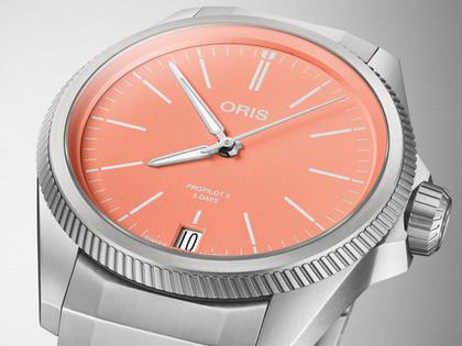 Oris Pro Pilot X Calibre 400 Automatik Titan 39mm lachsfarbenes Zifferblatt Metallband – Herrenuhren Uhr mit Datum aus Titan. Das Gehäuse ist rund und silber. Das Titanarmband ist silber. Das Zifferblatt ist ein Index in rosa. – Ansicht 2