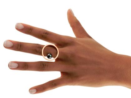 Angela Hübel Perl-Insel Ring Roségold mit Tahitiperle – Ringe Ring mit Besatz in roségold und aus 750 Rotgold.