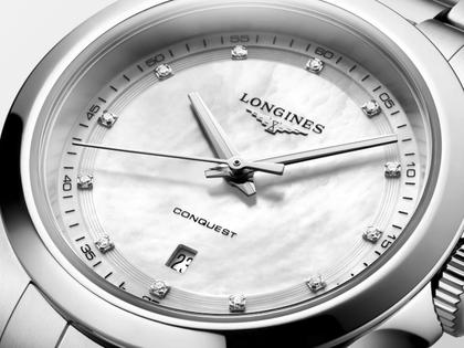 Longines Conquest Quarz Edelstahl 30mm weißes Perlmutt-Zifferblatt mit Diamanten Metallband – Damenuhren Uhr mit Datum aus Edelstahl. Das Gehäuse ist rund und silber. Das Edelstahlarmband ist silber. Das Zifferblatt ist ein Index in weiß. – Ansicht 2