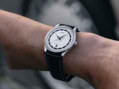 Union Glashütte Noramis Datum Deutschland Klassik 2025 Limitierte Edition Automatik Edelstahl 40mm Felgendesign Zifferblatt schwarzes Lederband – Herrenuhren Uhr mit Datum aus Edelstahl und Leder. Das Gehäuse ist rund und silber. Das Lederarmband ist schwarz. Das Zifferblatt ist ohne Zeichen und schwarz. – Ansicht 10