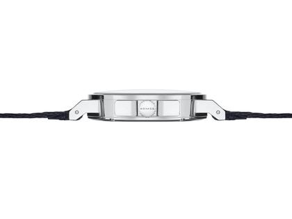 Nomos Glashütte Ahoi neomatik 38 Datum Sand Automatik Edelstahl sandfarbenes Zifferblatt dunkelgraues Textilband Glasboden – Herrenuhren Uhr mit Datum aus Edelstahl. Das Gehäuse ist rund und silber. Das Textilarmband ist grau. Das Zifferblatt ist arabisch Index und beige. – Ansicht 3