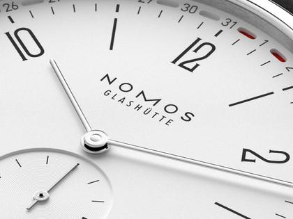 Nomos Glashütte Tangente 2date Handaufzug Edelstahl 38mm weißes Zifferblatt schwarzes Lederband Glasboden – Herrenuhren Uhr mit Datum aus Edelstahl und Leder. Das Gehäuse ist rund und silber. Das Lederarmband ist schwarz. Das Zifferblatt ist arabisch Index und silber. – Ansicht 7
