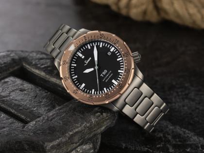 Sinn Spezialuhren T50 GBDR Automatik Titan 41mm schwarzes Zifferblatt Metallband – Herrenuhren Uhr mit Datum aus Bronze und Titan. Das Gehäuse ist rund und bronze. Das Titanarmband ist grau. Das Zifferblatt ist ein Index in schwarz. – Ansicht 5