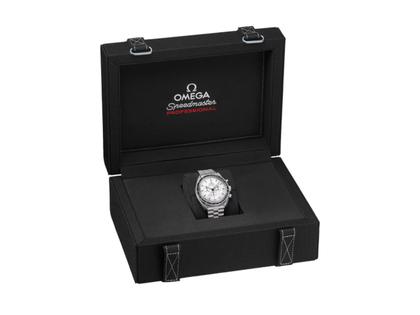 Omega Speedmaster Moonwatch Professional Chronograph Handaufzug Edelstahl 42mm weißes Zifferblatt Metallband – Herrenuhren Chronograph aus Edelstahl und eloxiertes Aluminium. Das Gehäuse ist rund und silber. Das Edelstahlarmband ist silber. Das Zifferblatt ist ein Index in weiß. – Ansicht 4