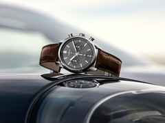 TAG Heuer Carrera Chronograph Automatik Edelstahl 42mm graues Zifferblatt braunes Lederband – Herrenuhren Chronograph aus Edelstahl und Keramik. Das Gehäuse ist rund und silber. Das Lederarmband Kroko / Alligator ist braun. Das Zifferblatt ist ein Index in grau. – Ansicht 4