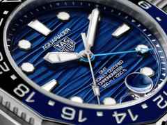 TAG Heuer Aquaracer Professional 300 GMT Automatik Edelstahl 42mm blaues Zifferblatt Metallband – Herrenuhren Uhr mit Datum aus Edelstahl und Keramik. Das Gehäuse ist rund und silber. Das Edelstahlarmband ist silber. Das Zifferblatt ist ein Index in blau. – Ansicht 3