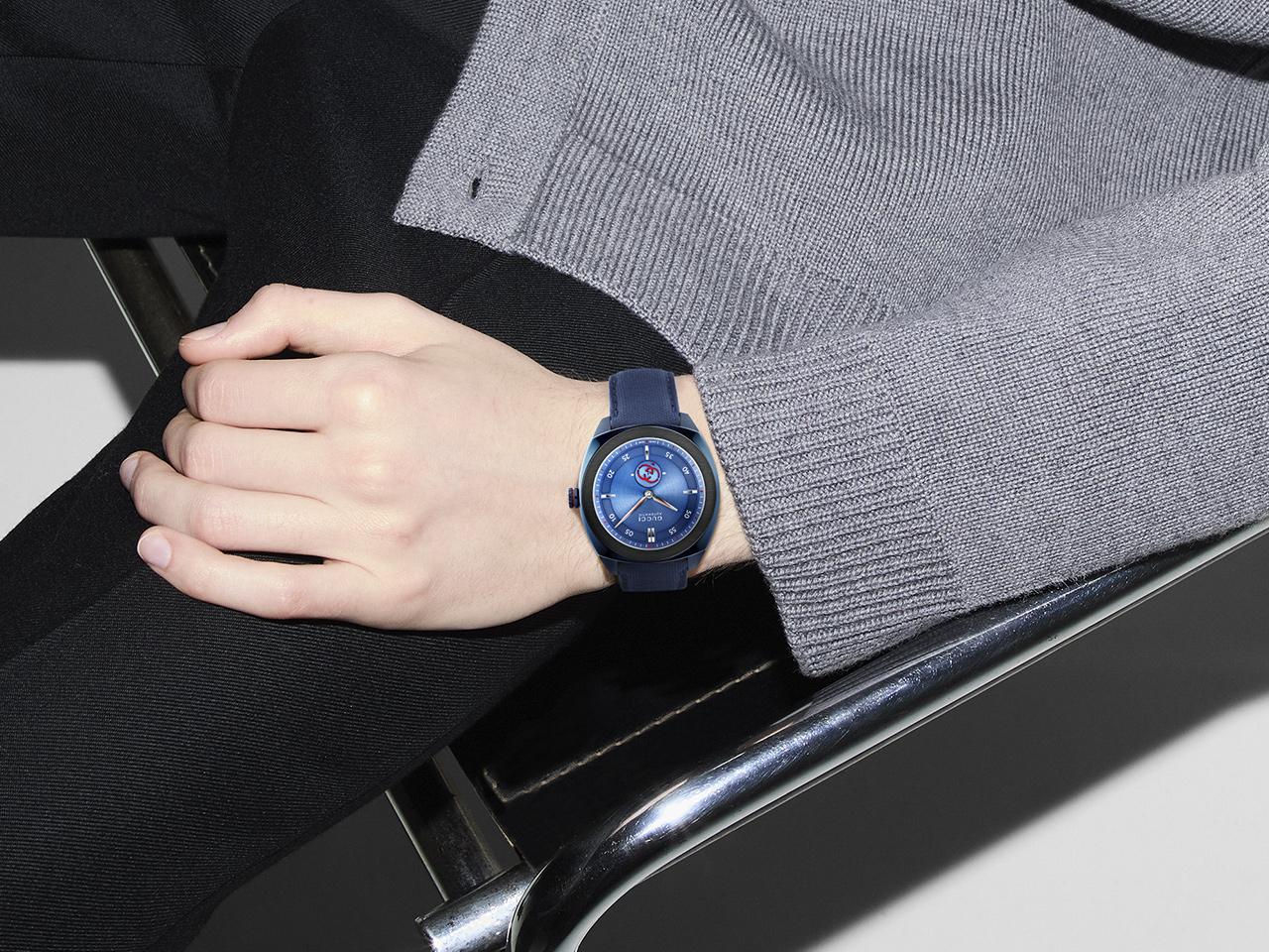 Gucci Interlocking Automatik Edelstahl PVD-Blau 41mm blaues Zifferblatt blaues Textilband YA142331 – Herrenuhren Uhr ohne Datum aus Edelstahl und PVD beschichtet. Das Gehäuse ist rund und blau. Das Textilarmband ist blau. Das Zifferblatt ist ein Index in blau. – Ansicht 4