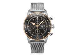 Breitling Superocean Heritage Chronograph 44 Automatik Edelstahl schwarzes Zifferblatt Metallband – Herrenuhren Chronograph aus 750 Rotgold, Edelstahl und Keramik. Das Gehäuse ist rund und silber. Das Edelstahlarmband ist silber. Das Zifferblatt ist ein Index in schwarz.