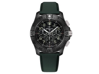 Herrenuhren Chronograph aus Carbon, Edelstahl, Keramik und Titan. Das Gehäuse ist rund und schwarz. Das Lederarmband ist grün. Das Zifferblatt ist arabisch Index und schwarz.