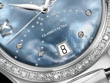 Glashütte Original Lady Serenade Automatik Edelstahl 36mm blaues Perlmutt-Zifferblatt mit Brillanten Metallband – Damenuhren Uhr mit Datum aus Edelstahl. Das Gehäuse ist rund und silber. Das Edelstahlarmband ist silber. Das Zifferblatt ist römisch Index und blau. – Ansicht 2