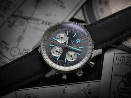 Sinn Spezialuhren 903 St II A Navigationschronograph Automatik Edelstahl 41mm graues Zifferblatt Metallband – Herrenuhren Chronograph aus Edelstahl. Das Gehäuse ist rund und silber. Das Edelstahlarmband ist silber. Das Zifferblatt ist arabisch Index und grau. – Ansicht 7