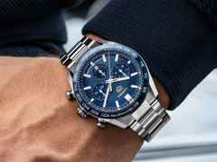TAG Heuer Carrera Chronograph Automatik Edelstahl 44mm blaues Zifferblatt Metallband – Herrenuhren Chronograph aus Edelstahl und Keramik. Das Gehäuse ist rund und silber. Das Edelstahlarmband ist silber. Das Zifferblatt ist ein Index in blau. – Ansicht 4