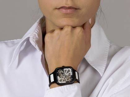 Rado True Square Open Heart Diamonds Automatik Keramik 38mm schwarzes Zifferblatt schwarzes Keramikband limitiert – Herrenuhren Uhr ohne Datum aus Keramik und Titan. Das Gehäuse ist quadratisch und schwarz. Das Keramikarmband ist schwarz. Das Zifferblatt ist skelettiert und schwarz. – Ansicht 7