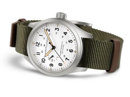 Hamilton Khaki Field Mechanical Power Reserve Handaufzug Edelstahl 40mm weißes Zifferblatt grünes Textilband – Herrenuhren Uhr ohne Datum aus Edelstahl. Das Gehäuse ist rund und silber. Das Textilarmband ist grün. Das Zifferblatt ist arabisch und weiß. – Ansicht 4