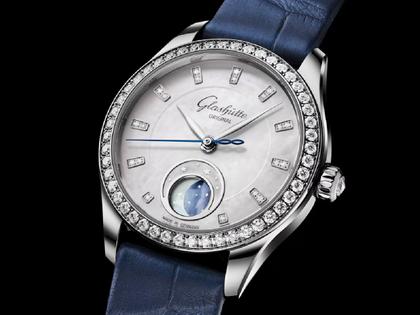 Glashütte Original Lady Serenade Luna Automatik Edelstahl 32,5mm weißes Perlmutt-Zifferblatt blaues Lederband – Damenuhren Uhr ohne Datum aus Edelstahl und Leder. Das Gehäuse ist rund und silber. Das Lederarmband Kroko / Alligator ist blau. Das Zifferblatt ist ein Index in weiß. – Ansicht 2