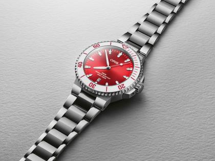 Oris Aquis Date Taste of Summer Automatik Edelstahl 41,5mm rotes Zifferblatt Metallband – Herrenuhren Uhr mit Datum aus Edelstahl und Keramik. Das Gehäuse ist rund und silber. Das Edelstahlarmband ist silber. Das Zifferblatt ist ein Index in rot. – Ansicht 2