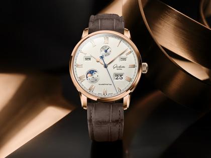 Glashütte Original Senator Excellence Ewiger Kalender Automatik Rotgold 42mm silbernes Zifferblatt braunes Lederband – Herrenuhren Uhr mit Kalender aus 750 Rotgold. Das Gehäuse ist rund und roségold. Das Lederarmband Kroko / Alligator ist braun. Das Zifferblatt ist römisch und silber. – Ansicht 3