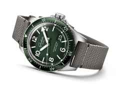 Glashütte Original SeaQ Panoramadatum Automatik Edelstahl 43mm grünes Zifferblatt graues Textilband – Herrenuhren Uhr mit Datum aus Edelstahl und Keramik. Das Gehäuse ist rund und silber. Das Textilarmband ist grau. Das Zifferblatt ist arabisch Index und grün. – Ansicht 2