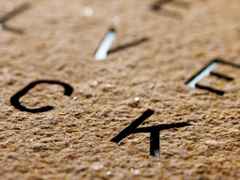 Qlocktwo Earth 45 Creator's Edition Desert mit weiß lackiertem Holz – Großuhren Wanduhr aus Sonstiges. Das Gehäuse ist quadratisch und weiß. Das Zifferblatt ist digital und beige. – Ansicht 2