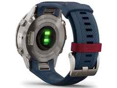 Garmin MARQ Captain digital blaues Silikonband American Magic Edition – Herrenuhren Uhr Multifunktion aus Titan. Das Gehäuse ist rund und grau. Das Kautschuk / Kunststoff / Silikon Armband ist blau. Das Zifferblatt ist digital und schwarz. – Ansicht 3