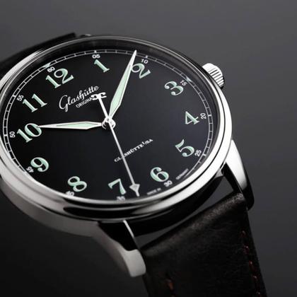 Glashütte Original Senator Excellence Automatik Edelstahl 40mm schwarzes Zifferblatt schwarzes Lederband – Herrenuhren Uhr ohne Datum aus Edelstahl. Das Gehäuse ist rund und silber. Das Lederarmband ist braun. Das Zifferblatt ist arabisch und schwarz. – Ansicht 2