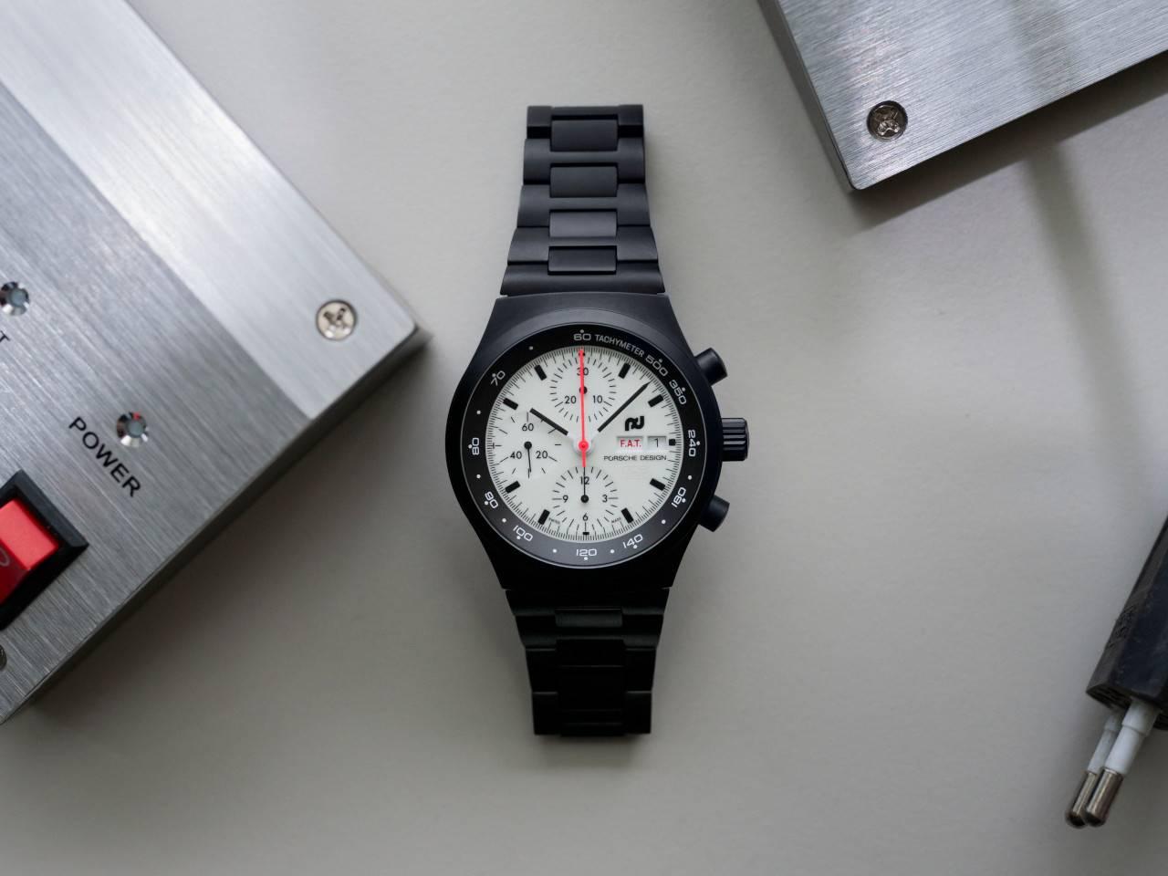 Porsche Design Chronograph 1 - F.A.T. 2025 Edition – Herrenuhren Chronograph aus Titan und Titancarbid beschichtet. Das Gehäuse ist rund und schwarz. Das Titanarmband ist schwarz. Das Zifferblatt ist ein Index in weiß. – Ansicht 12