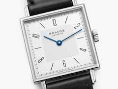 Nomos Glashütte Tetra 27 Duo Handaufzug Edelstahl 27mm weißes Zifferblatt schwarzes Lederband Stahlboden – Damenuhren Uhr ohne Datum aus Edelstahl und Leder. Das Gehäuse ist quadratisch und silber. Das Lederarmband ist schwarz. Das Zifferblatt ist arabisch Index und weiß. – Ansicht 4