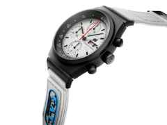 Porsche Design Chronograph 1 - F.A.T. 2025 Edition – Herrenuhren Chronograph aus Titan und Titancarbid beschichtet. Das Gehäuse ist rund und schwarz. Das Titanarmband ist schwarz. Das Zifferblatt ist ein Index in weiß. – Ansicht 3