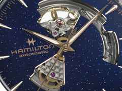 Hamilton Jazzmaster Open Heart Automatik Edelstahl 42mm blaues Zifferblatt blaues Lederband – Herrenuhren Uhr ohne Datum aus Edelstahl. Das Gehäuse ist rund und silber. Das Lederarmband ist blau. Das Zifferblatt ist ein Index in blau. – Ansicht 4