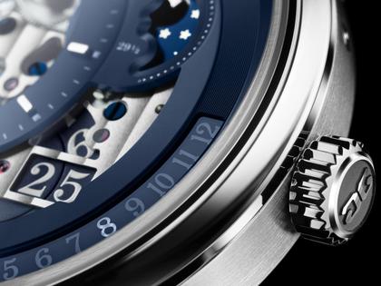 Glashütte Original PanoMaticCalendar Automatik Platin 42mm skelettiertes Zifferblatt blaues Lederband limitiert – Herrenuhren Uhr mit Kalender aus 750 Weißgold, 950 Platin und Leder. Das Gehäuse ist rund und silber. Das Lederarmband Kroko / Alligator ist blau. Das Zifferblatt ist ein Index in blau. – Ansicht 3