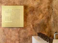 Qlocktwo Earth 90 Creator's Edition Gold mit weiß lackiertem Holz – Großuhren Wanduhr aus Edelstahl. Das Gehäuse ist quadratisch. Das Zifferblatt ist digital und gelbgold. – Ansicht 3