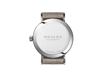 Nomos Glashütte Tangente 33 Handaufzug Edelstahl 33mm weißes Zifferblatt beiges Lederband Stahlboden – Damenuhren Uhr ohne Datum aus Edelstahl und Leder. Das Gehäuse ist rund und silber. Das Lederarmband ist beige. Das Zifferblatt ist arabisch Index und weiß. – Ansicht 2