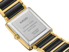 Rado Integral 40-Year Anniversary Quarz Edelstahl Gelbgold-PVD 28,5 x 31,5mm schwarzes Zifferblatt Metallband – Damenuhren Uhr mit Datum aus Edelstahl, Keramik und PVD beschichtet. Das Gehäuse ist rechteckig und gelbgold. Das Edelstahlarmband ist schwarz. Das Zifferblatt ist ein Index in schwarz. – Ansicht 3