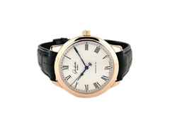 Glashütte Original Senator Automatik Rotgold 40mm silbernes Zifferblatt Lederband 1-39-59-01-05-04 Full Set mit Garantie Occasion – Herrenuhren Uhr ohne Datum aus 750 Rotgold. Das Gehäuse ist rund und rotgold. Das Lederarmband Kroko / Alligator ist schwarz. Das Zifferblatt ist römisch und silber.