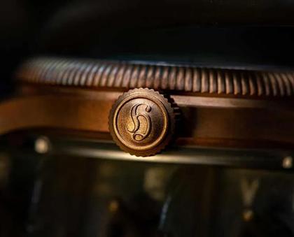 Hanhart Pioneer One Bronze grünes Zifferblatt Limited Edition – Herrenuhren Uhr mit Datum aus Bronze und Edelstahl. Das Gehäuse ist rund und roségold. Das Lederarmband ist braun. Das Zifferblatt ist arabisch und grün. – Ansicht 5