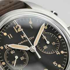 Hamilton Khaki Aviation Pilot Pioneer Mechanical Chrono Handaufzug Edelstahl 40mm schwarzes Zifferblatt braunes Lederband – Herrenuhren Chronograph aus Edelstahl und Leder. Das Gehäuse ist rund und silber. Das Lederarmband ist braun. Das Zifferblatt ist arabisch Index und schwarz. – Ansicht 4