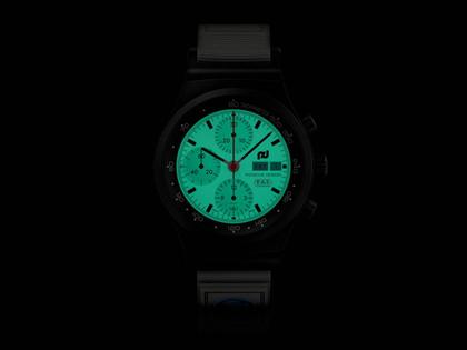 Porsche Design Chronograph 1 - F.A.T. 2025 Edition – Herrenuhren Chronograph aus Titan und Titancarbid beschichtet. Das Gehäuse ist rund und schwarz. Das Titanarmband ist schwarz. Das Zifferblatt ist ein Index in weiß. – Ansicht 8