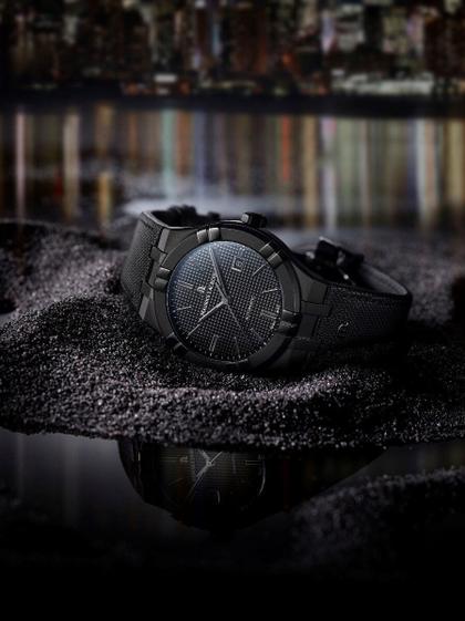 Maurice Lacroix Aikon Automatik Edelstahl Schwarz-PVD 42mm schwarzes Zifferblatt schwarzes Lederband – Herrenuhren Uhr mit Datum aus Edelstahl und PVD beschichtet. Das Gehäuse ist rund und schwarz. Das Lederarmband ist schwarz. Das Zifferblatt ist ein Index in schwarz. – Ansicht 2