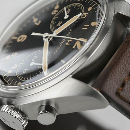 Hamilton Khaki Aviation Pilot Pioneer Mechanical Chrono Handaufzug Edelstahl 40mm schwarzes Zifferblatt braunes Lederband – Herrenuhren Chronograph aus Edelstahl und Leder. Das Gehäuse ist rund und silber. Das Lederarmband ist braun. Das Zifferblatt ist arabisch Index und schwarz. – Ansicht 5