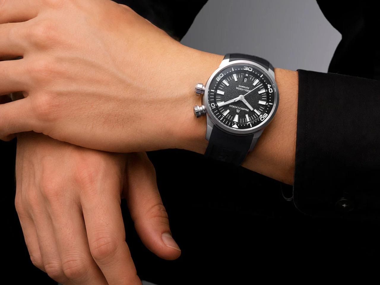 Maurice Lacroix Pontos S Diver Automatik Titan 42mm schwarzes Zifferblatt schwarzes Kautschukband – Herrenuhren Uhr mit Datum aus Titan und Kautschuk. Das Gehäuse ist rund und silber. Das Kautschuk / Kunststoff / Silikon Armband ist schwarz. Das Zifferblatt ist ein Index in schwarz. – Ansicht 8