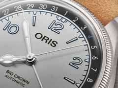 Oris Big Crown Pointer Date Lou Gehrig Limited Edition Automatik Edelstahl 40mm silbernes Zifferblatt braunes Lederband – Herrenuhren Uhr mit Datum aus Edelstahl und Leder. Das Gehäuse ist rund und silber. Das Lederarmband ist braun. Das Zifferblatt ist arabisch Index und silber. – Ansicht 4