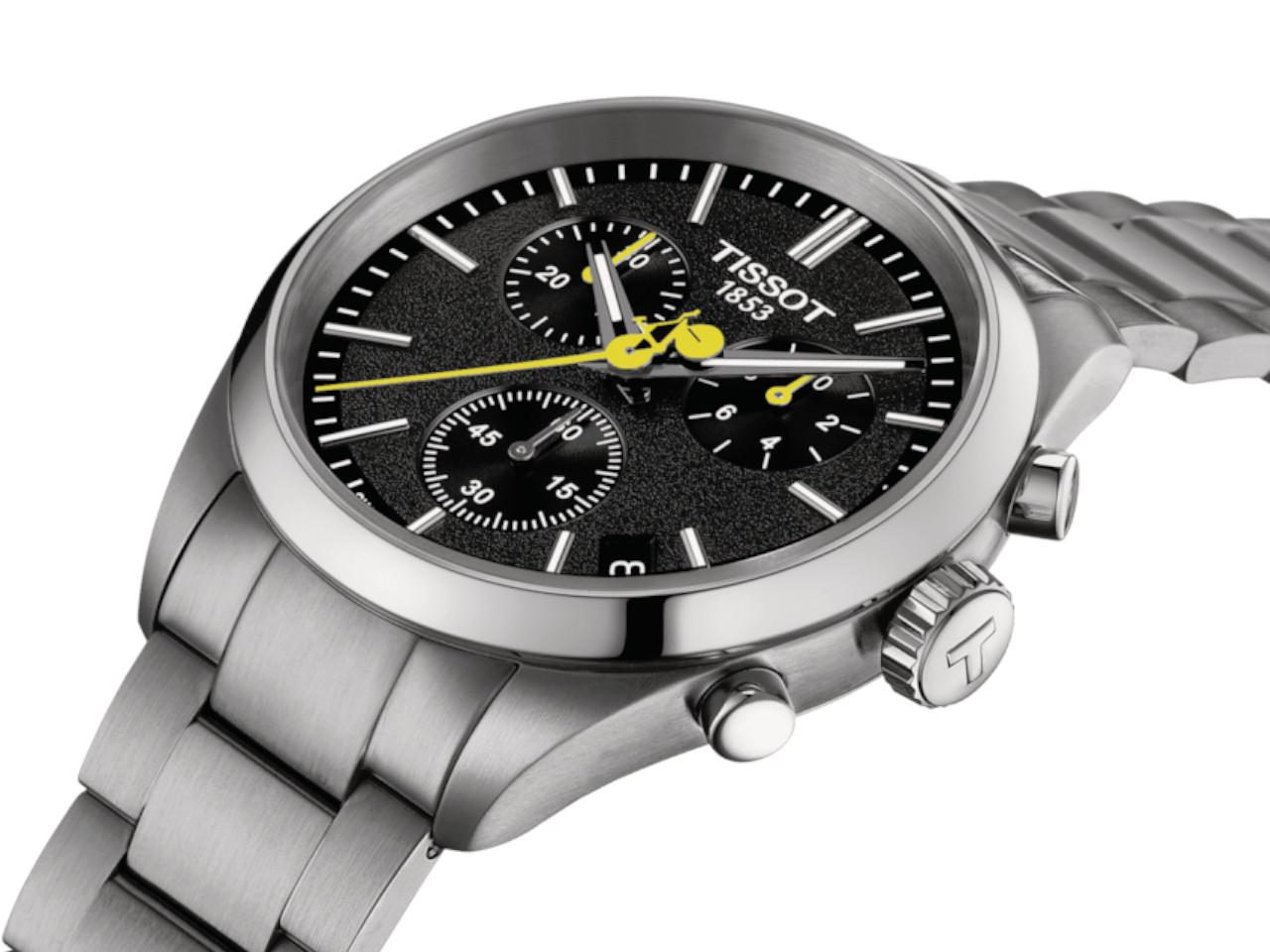 Tissot PR 100 Tour de France 2024 Chronograph Quarz Edelstahl 40mm schwarzes Zifferblatt Metallband – Herrenuhren Chronograph aus Edelstahl. Das Gehäuse ist rund und silber. Das Edelstahlarmband ist silber. Das Zifferblatt ist ein Index in schwarz. – Ansicht 4