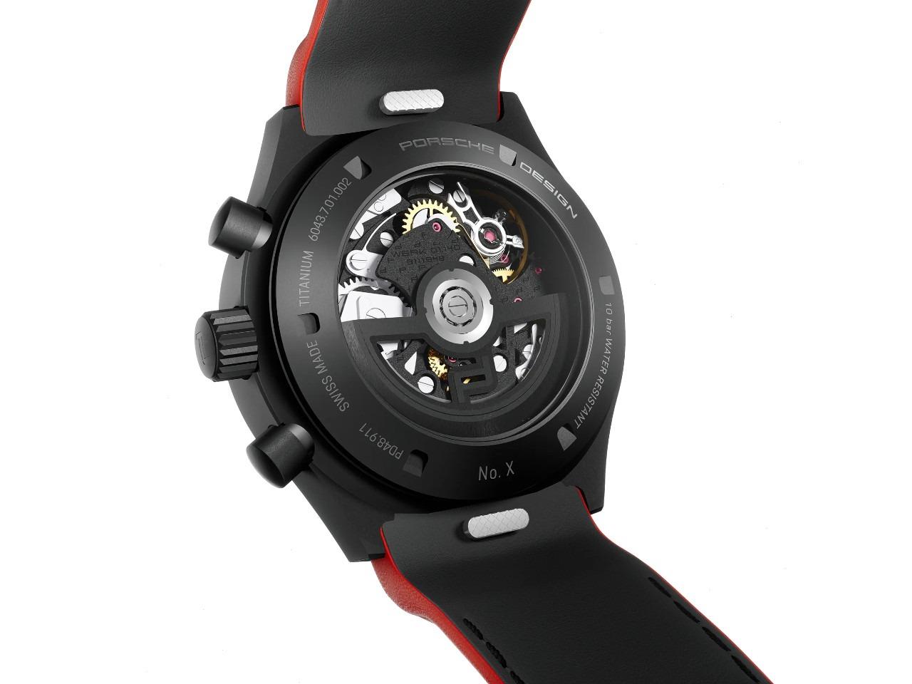 Porsche Design Chronograph 1 - All Black Numbered Edition Automatik Titan Schwarz-TiC 40mm schwarzes Zifferblatt rotes Lederband – Herrenuhren Chronograph aus Leder, Titan und Titancarbid beschichtet. Das Gehäuse ist rund und schwarz. Das Lederarmband ist rot. Das Zifferblatt ist ein Index in schwarz. – Ansicht 3