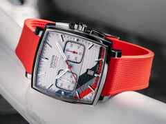 Union Glashütte Averin Chronograph Sachsen Classic 2026 Limited Edition Automatik Edelstahl 41mm graues Zifferblatt rotes Kautschukband und graues Lederband – Herrenuhren Chronograph aus Edelstahl, Kautschuk und Leder. Das Gehäuse ist quadratisch und silber. Das Lederarmband ist grau. Das Zifferblatt ist ein Index in grau. – Ansicht 5