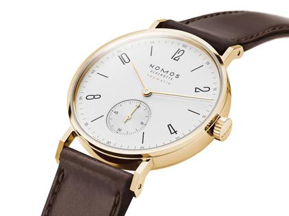 Nomos Glashütte Tangente Gold Neomatik Doré Automatik Gelbgold 35mm weißes Zifferblatt braunes Lederband – Damenuhren Uhr ohne Datum aus 750 Gelbgold und Leder. Das Gehäuse ist rund und gelbgold. Das Lederarmband ist braun. Das Zifferblatt ist arabisch Index und weiß. – Ansicht 4