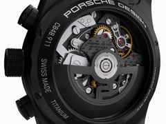 Porsche Design Custom Built Timepieces Watchmakers Choice "IndischRot" Chronograph Automatik Titan Schwarz 42mm schwarzes Zifferblatt schwarzes Lederband – Herrenuhren Chronograph aus Edelstahl, Leder, Titan und Titancarbid beschichtet. Das Gehäuse ist rund und schwarz. Das Lederarmband ist schwarz. Das Zifferblatt ist ein Index in schwarz. – Ansicht 4
