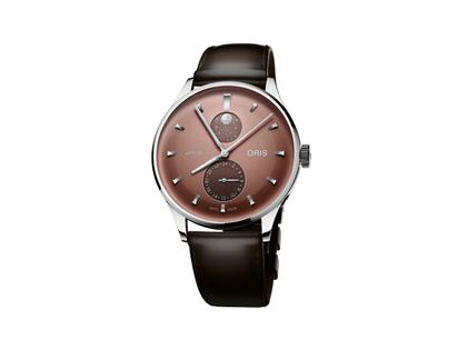 Herrenuhren Uhr ohne Datum aus Edelstahl. Das Gehäuse ist rund und silber. Das Lederarmband ist braun. Das Zifferblatt ist ein Index in braun.