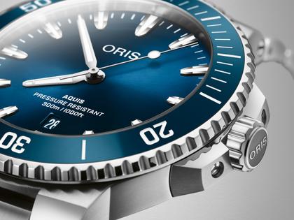 Oris Aquis Date Automatik Edelstahl 43,5mm blaues Zifferblatt Metallband – Herrenuhren Uhr mit Datum aus Edelstahl und Keramik. Das Gehäuse ist rund und silber. Das Edelstahlarmband ist silber. Das Zifferblatt ist ein Index in blau. – Ansicht 2